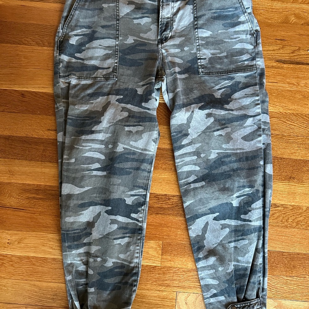 Express Women’s Camouflage Cropped High Rise Pants